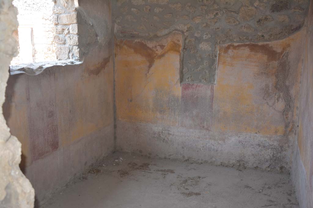 IX.1.12 Pompeii. July 2017. Looking north-west through doorway, with window in west wall.
Foto Annette Haug, ERC Grant 681269 DÉCOR.
