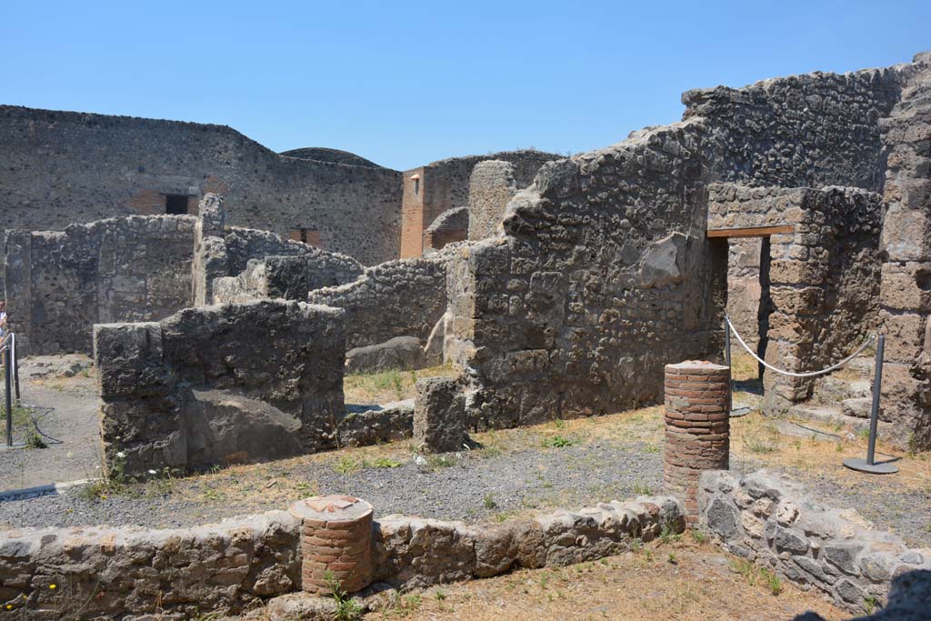 IX.1.12 Pompeii. July 2017. Looking north-west from peristyle garden towards doorway to corridor and stairs, on right.
Foto Annette Haug, ERC Grant 681269 DÉCOR.

