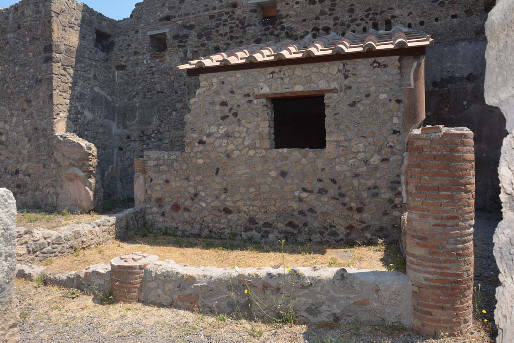 IX.1.12 Pompeii. July 2017. Looking east across peristyle garden, with doorway to cubiculum, on left.
Foto Annette Haug, ERC Grant 681269 DÉCOR.
