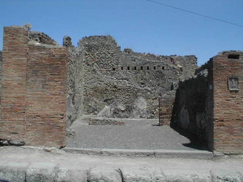 IX.2.6 Pompeii. May 2005. Looking east to entrance on Via Stabiana.
In January 1848, found painted on the pilaster to the right, between IX.2.6 and IX.2.7, was  
P(ublium)  Vedium  Nummianum
aed(ilem)  Hilario  cum  sua  rogat    [CIL IV 913]
See Pagano, M. and Prisciandaro, R., 2006. Studio sulle provenienze degli oggetti rinvenuti negli scavi borbonici del regno di Napoli.  Naples : Nicola Longobardi.  
(p. 164)
