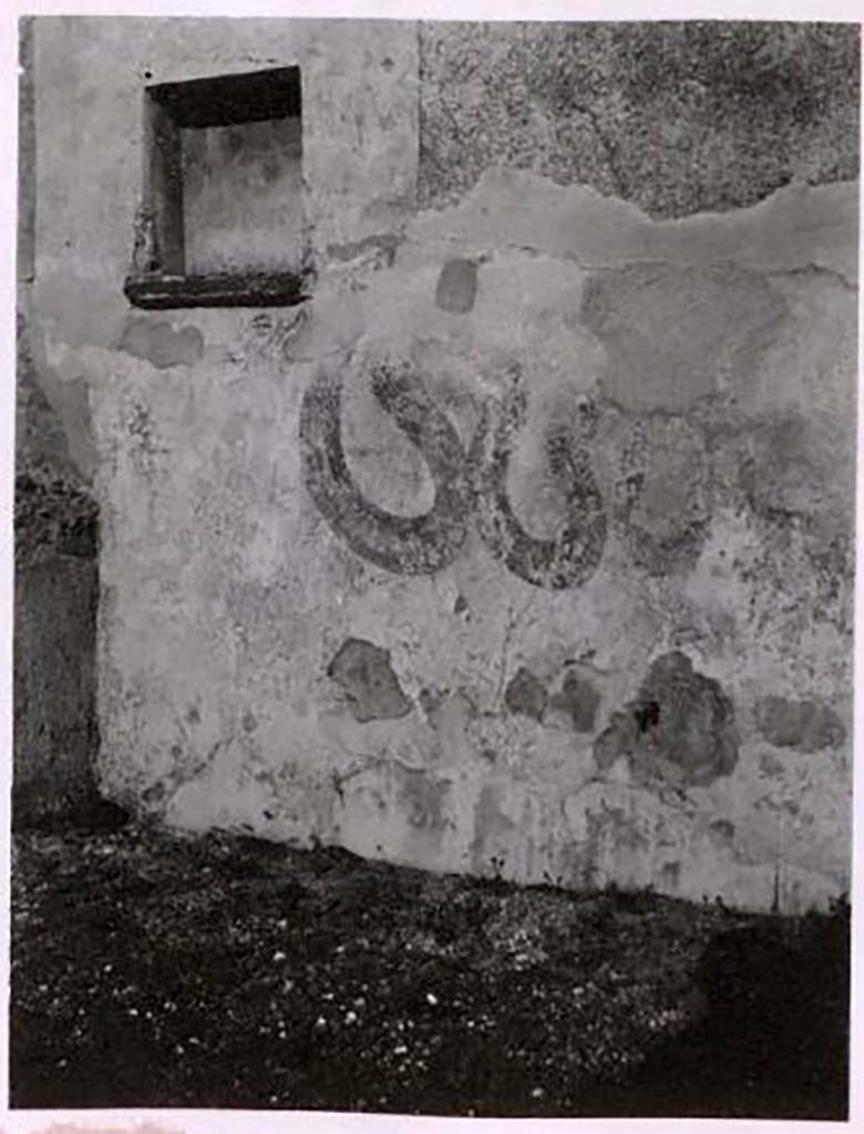 IX.2.18 Pompeii. Pre-1937. Room 11, lararium and niche on north wall of garden area.  Photo by Tatiana Warscher
See Warscher, T. Codex Topographicus Pompeianus, IX.2. (1943), Swedish Institute, Rome. (no.106.), p. 186.
