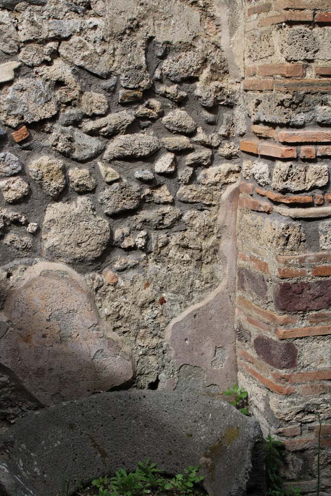 IX.5.4 Pompeii. March 2019. Room c, west wall with pilaster in north-west corner
Foto Christian Beck, ERC Grant 681269 DCOR.
