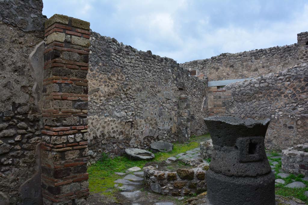 IX.5.4 Pompeii. March 2017. Room c, looking north-west across room b.
Foto Christian Beck, ERC Grant 681269 DCOR.
