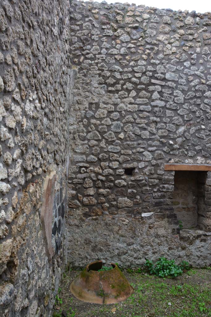 IX.5.4 Pompeii. March 2017. Room d, south wall in south-east corner.
Foto Christian Beck, ERC Grant 681269 DCOR.
