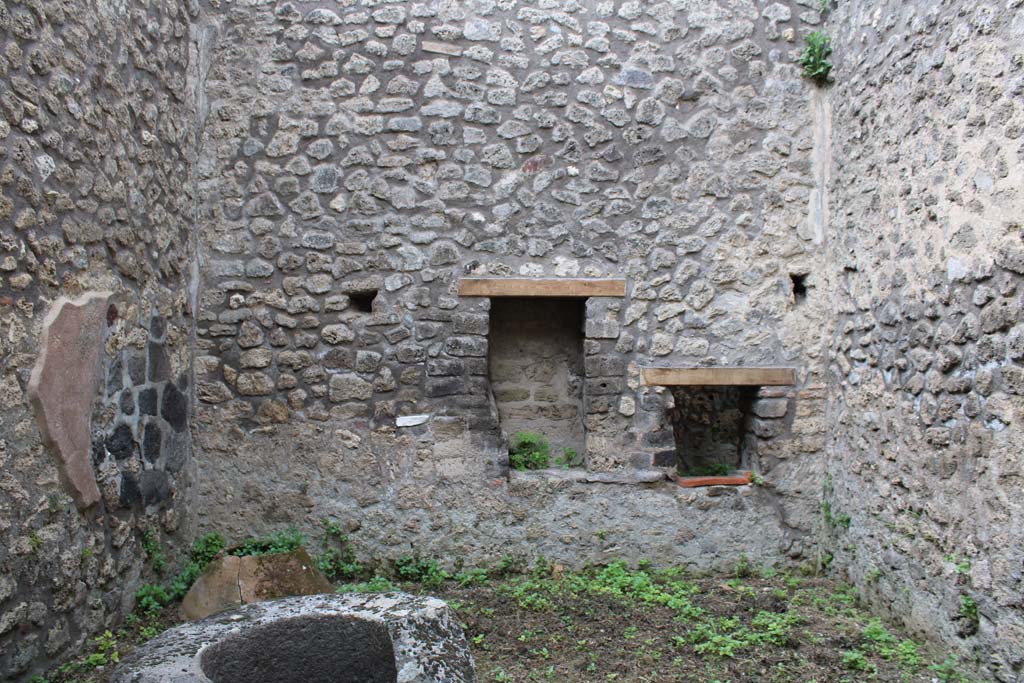 IX.5.4 Pompeii. March 2019. Room d, looking towards south wall.
Foto Christian Beck, ERC Grant 681269 DCOR.

