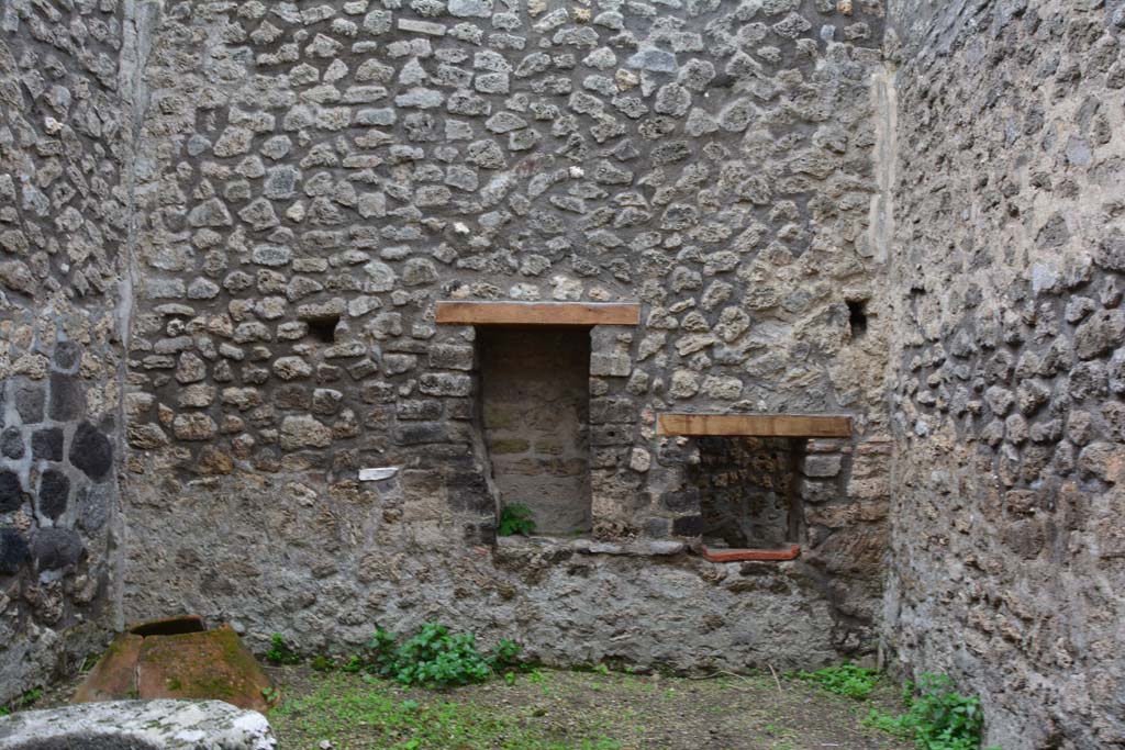 IX.5.4 Pompeii. March 2017. Room d, looking towards south wall.
Foto Christian Beck, ERC Grant 681269 DCOR.
