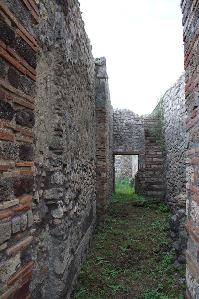 IX.5.4 Pompeii. March 2019. Room e, looking south through doorway from room b.
Foto Christian Beck, ERC Grant 681269 DCOR.
