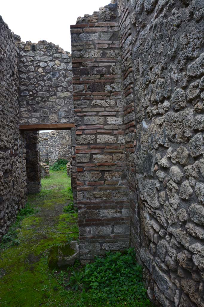 IX.5.4 Pompeii. March 2017. 
Room e, looking south along west wall, and through doorway into room f.
Foto Christian Beck, ERC Grant 681269 DCOR.
