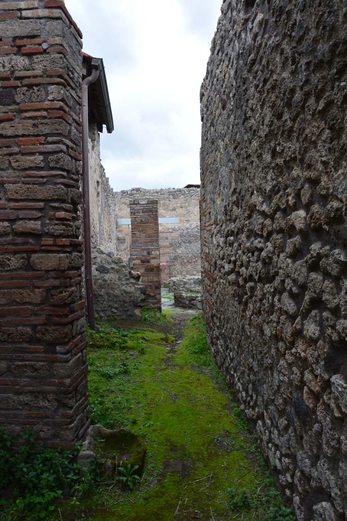 IX.5.4 Pompeii. March 2017. Room e, looking north from pilaster.
Foto Christian Beck, ERC Grant 681269 DCOR.
