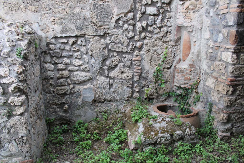 IX.5.4 Pompeii. March 2019. Room f, looking towards west wall.
Foto Christian Beck, ERC Grant 681269 DCOR.
