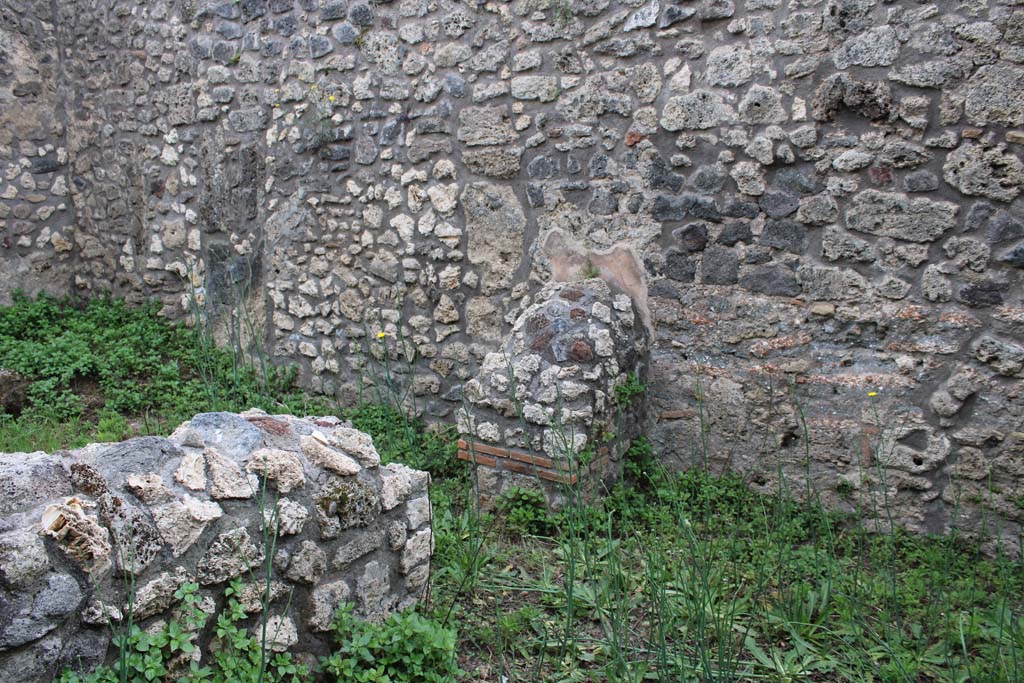 IX.5.4 Pompeii. March 2019. Room g, looking west along south wall, with doorway into room h.
Foto Christian Beck, ERC Grant 681269 DÉCOR.

