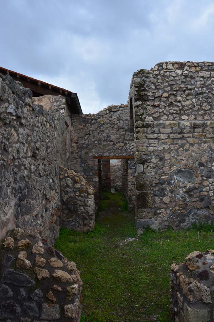 IX.5.4 Pompeii. March 2017. Room h, doorway into room g, looking north to room f with oven.
Foto Christian Beck, ERC Grant 681269 DÉCOR.
