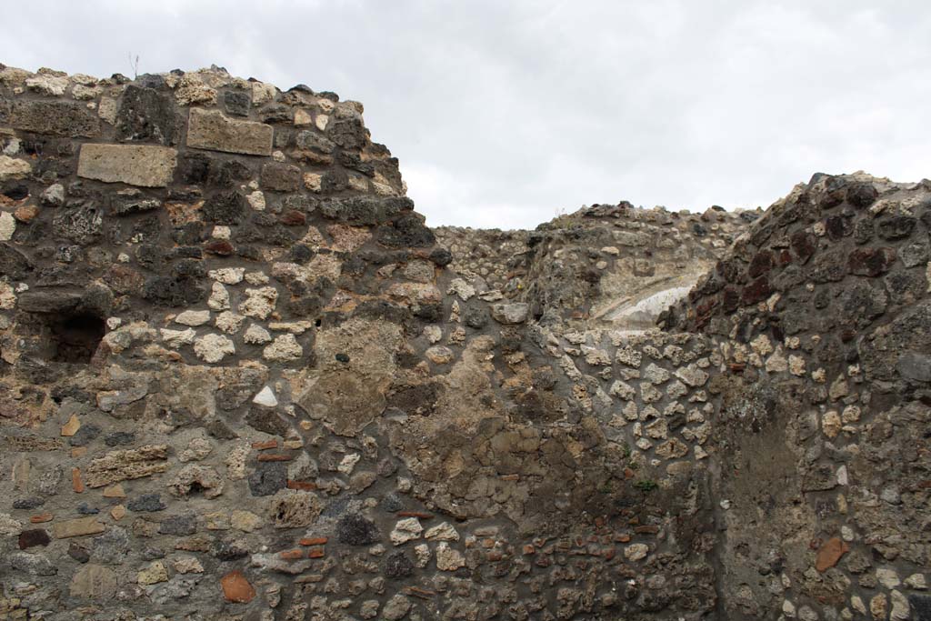 IX.5.4 Pompeii. March 2019. Room h, upper east wall at south end.
Foto Christian Beck, ERC Grant 681269 DÉCOR.
