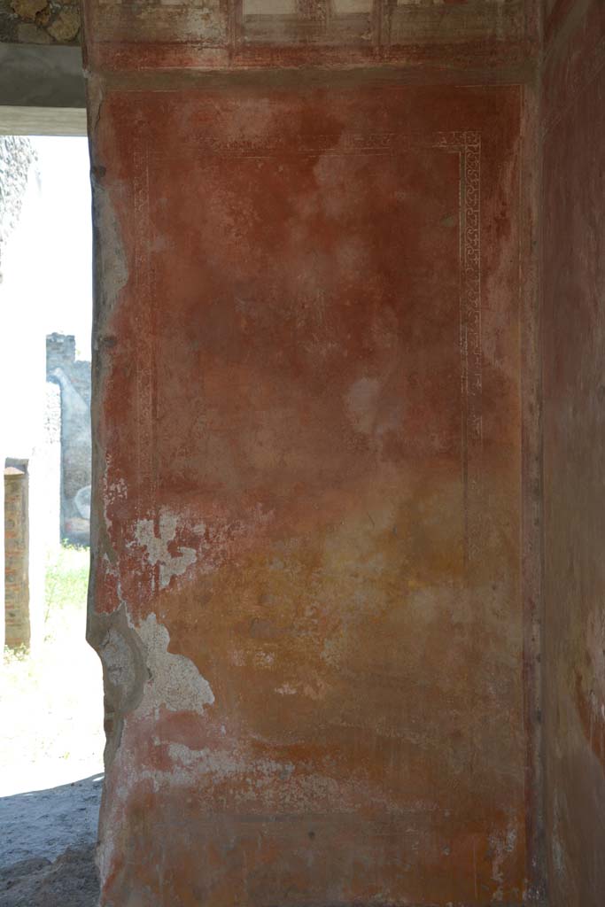 IX.5.6 Pompeii. May 2017. Room i, south wall at west end with figure in centre of panel.
Foto Christian Beck, ERC Grant 681269 DCOR.
