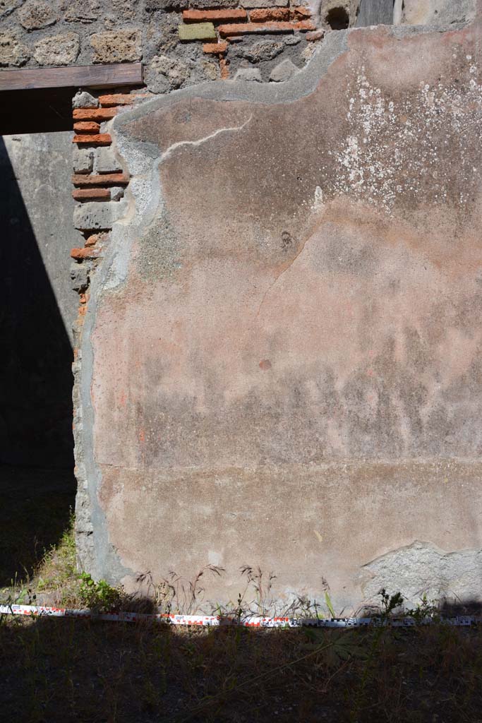 IX.5.6 Pompeii. May 2017. 
Room n, east side, lower wall on south side of doorway to room o.  
Foto Christian Beck, ERC Grant 681269 DCOR.
