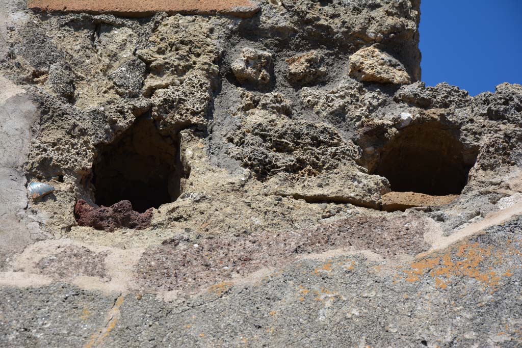 IX.5.6 Pompeii. May 2017. Room n, east side, detail from upper wall above doorway to room p. 
Foto Christian Beck, ERC Grant 681269 DCOR.
