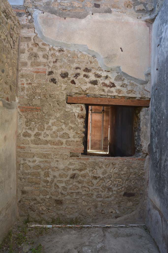 IX.5.6 Pompeii. May 2017. Room o, looking towards north wall with window into room l (L).  
Foto Christian Beck, ERC Grant 681269 DCOR.
