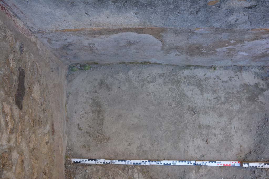 IX.5.6 Pompeii. May 2017. Room o, flooring in north-east corner, looking east. 
Foto Christian Beck, ERC Grant 681269 DCOR.
