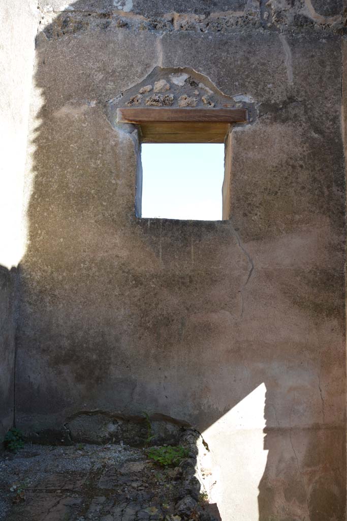 IX.5.6 Pompeii. May 2017. Room p, bench against south wall with window.
Foto Christian Beck, ERC Grant 681269 DCOR.

