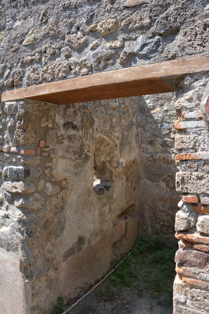 IX.5.6 Pompeii. May 2017. Room t, looking through doorway towards the south wall.
Foto Christian Beck, ERC Grant 681269 DCOR.
