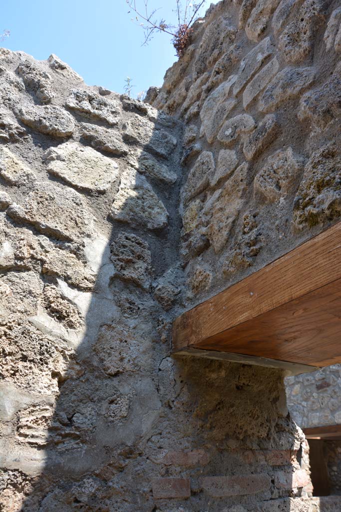 IX.5.6 Pompeii. May 2017. Room t, upper north-east corner above doorway.
Foto Christian Beck, ERC Grant 681269 DCOR.

