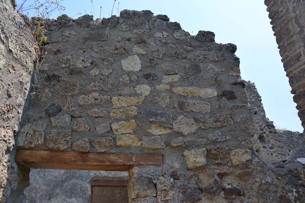 IX.5.6 Pompeii. May 2017. Room s, upper east wall above doorway.
Foto Christian Beck, ERC Grant 681269 DCOR.
