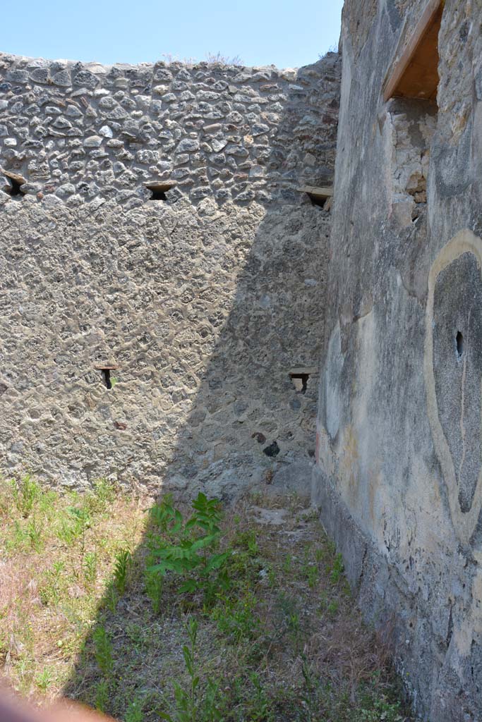 IX.5.6 Pompeii. May 2017. Room u, looking towards east wall in south-east corner of garden area.
On the right is the north exterior wall of room x, see IX.5.17 for those rooms.  
Foto Christian Beck, ERC Grant 681269 DÉCOR.
