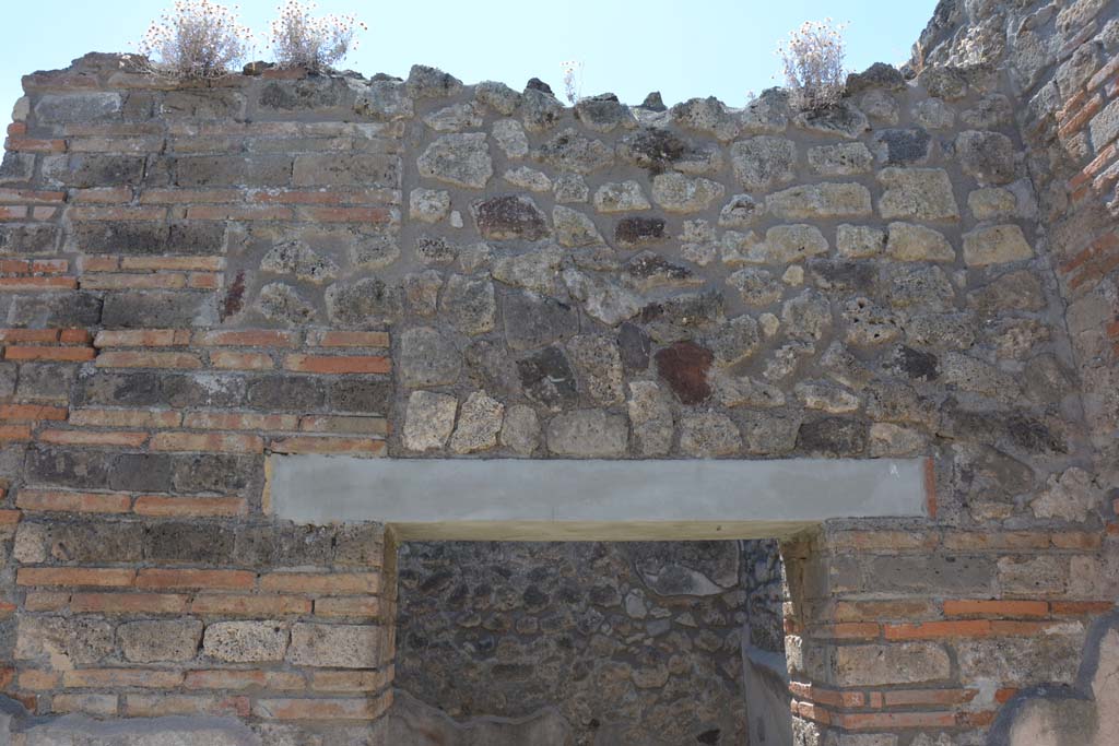 IX.5.6 Pompeii. May 2017. Room a, looking west to upper wall above doorway to room b.
Foto Christian Beck, ERC Grant 681269 DCOR.

