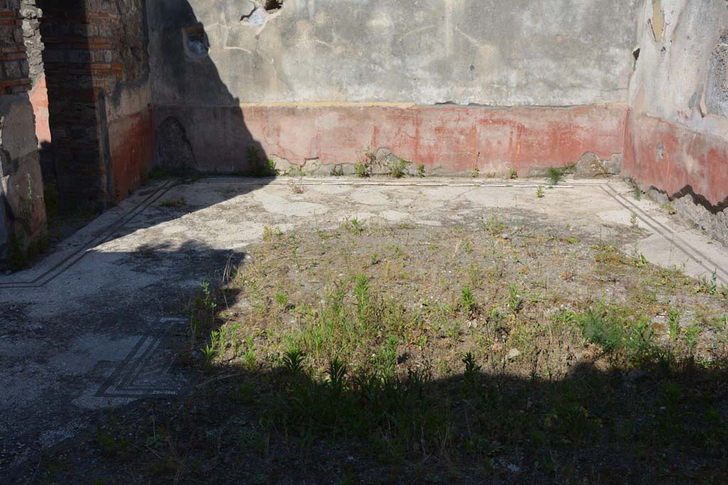 IX.5.6 Pompeii. May 2017. East ala e, looking east across flooring.
Foto Christian Beck, ERC Grant 681269 DCOR.
