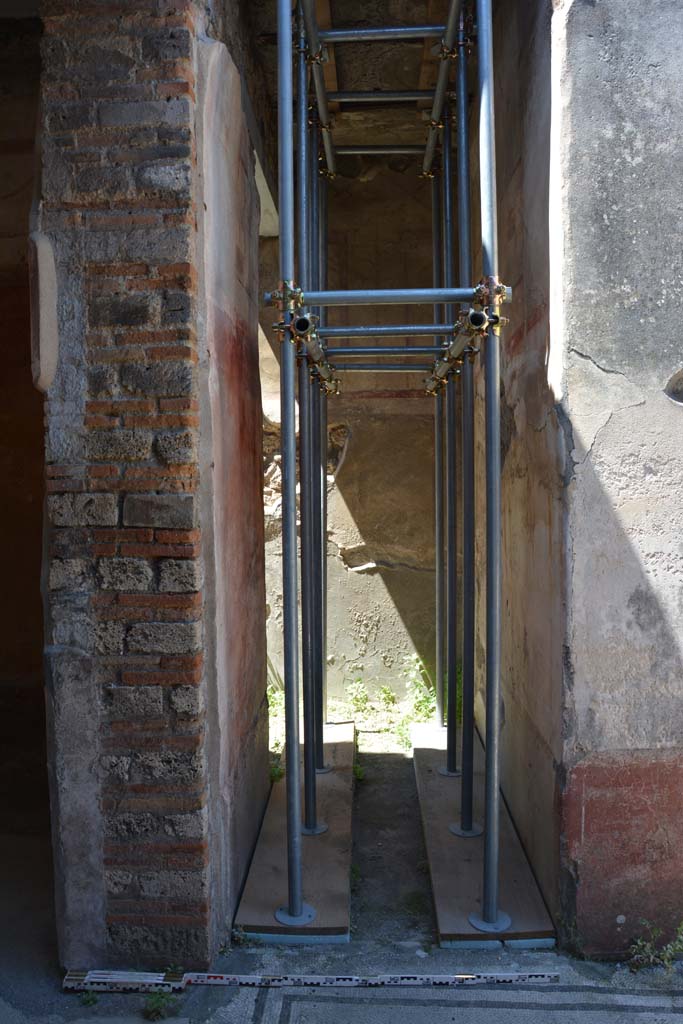 IX.5.6 Pompeii. May 2017. Room k, looking west along corridor leading to steps at f.
Foto Christian Beck, ERC Grant 681269 DCOR.
