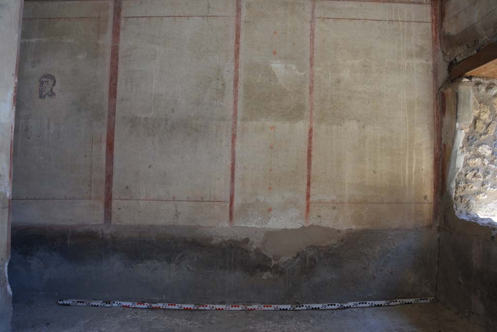 IX.5.6 Pompeii. May 2017. 
Room k, looking towards east wall at south end, with window in south-east corner in room l (L), on right.
Foto Christian Beck, ERC Grant 681269 DCOR.
