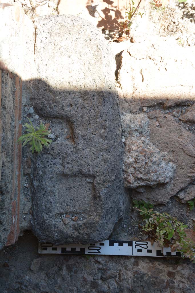 IX.5.6 Pompeii. May 2017. Room l (L), detail from doorway threshold on east side of steps. 
Foto Christian Beck, ERC Grant 681269 DCOR.
