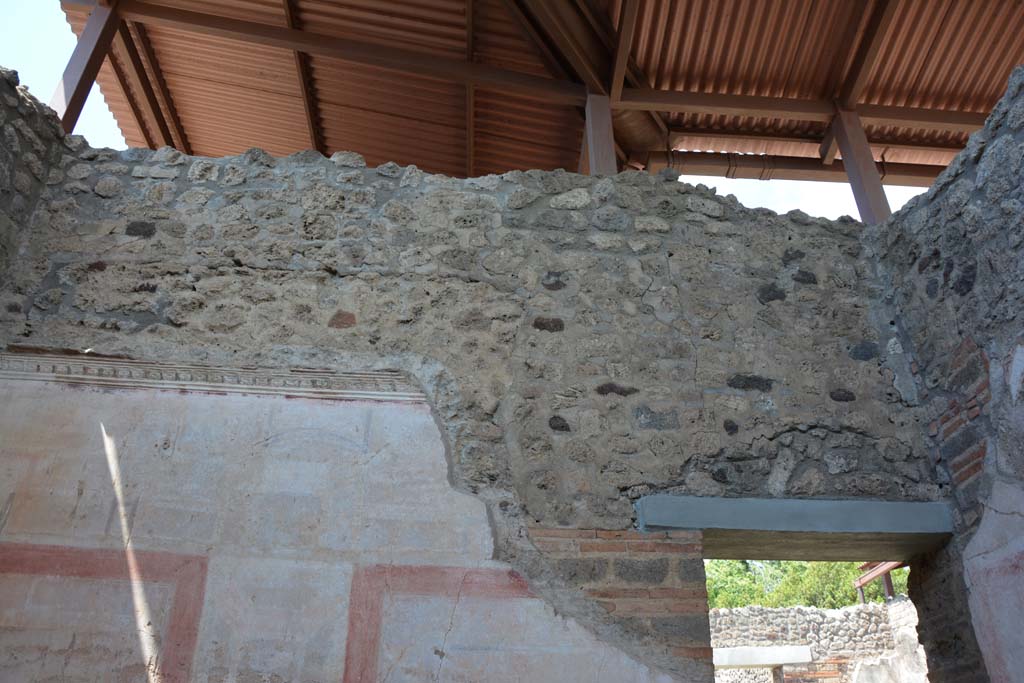 IX.5.11 Pompeii. May 2017. Room k, upper north wall and doorway to atrium b.
Foto Christian Beck, ERC Grant 681269 DCOR.

