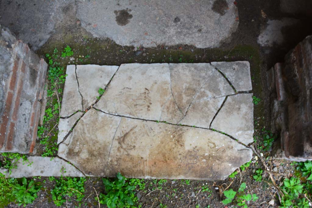 IX.5.11 Pompeii. March 2017. Room f, doorway threshold.    
Foto Christian Beck, ERC Grant 681269 DCOR.
