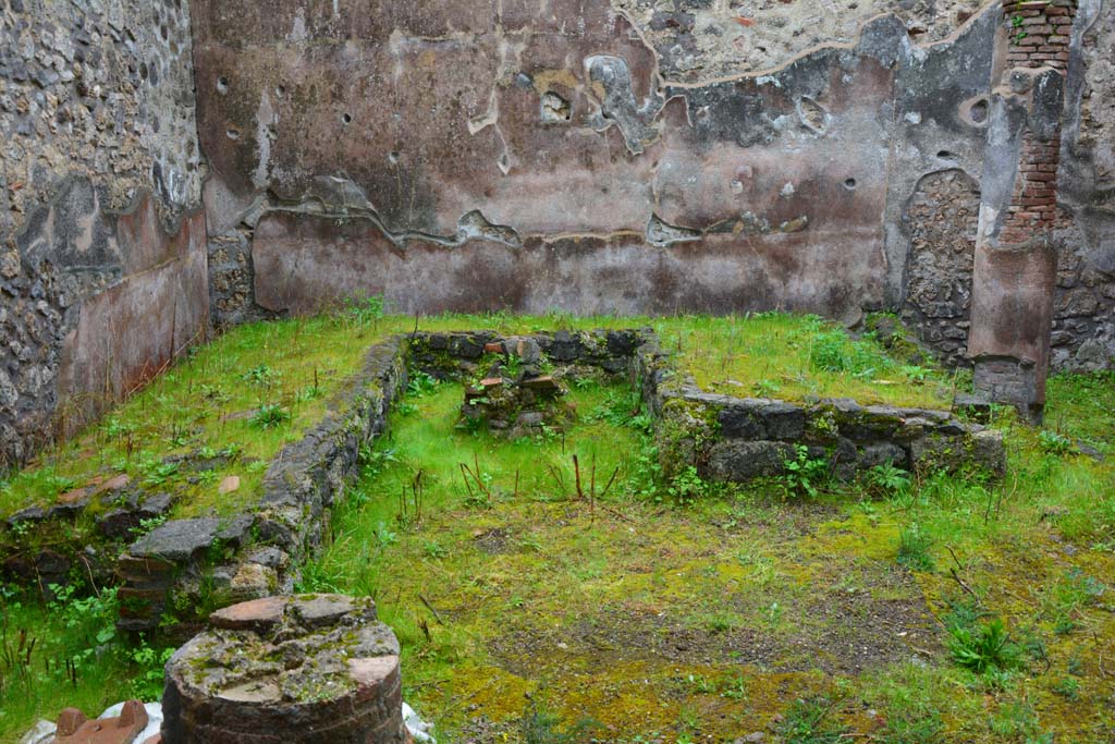 IX.5.11 Pompeii. March 2017. Peristyle n, looking south across triclinium in garden area.
Foto Christian Beck, ERC Grant 681269 DÉCOR.
