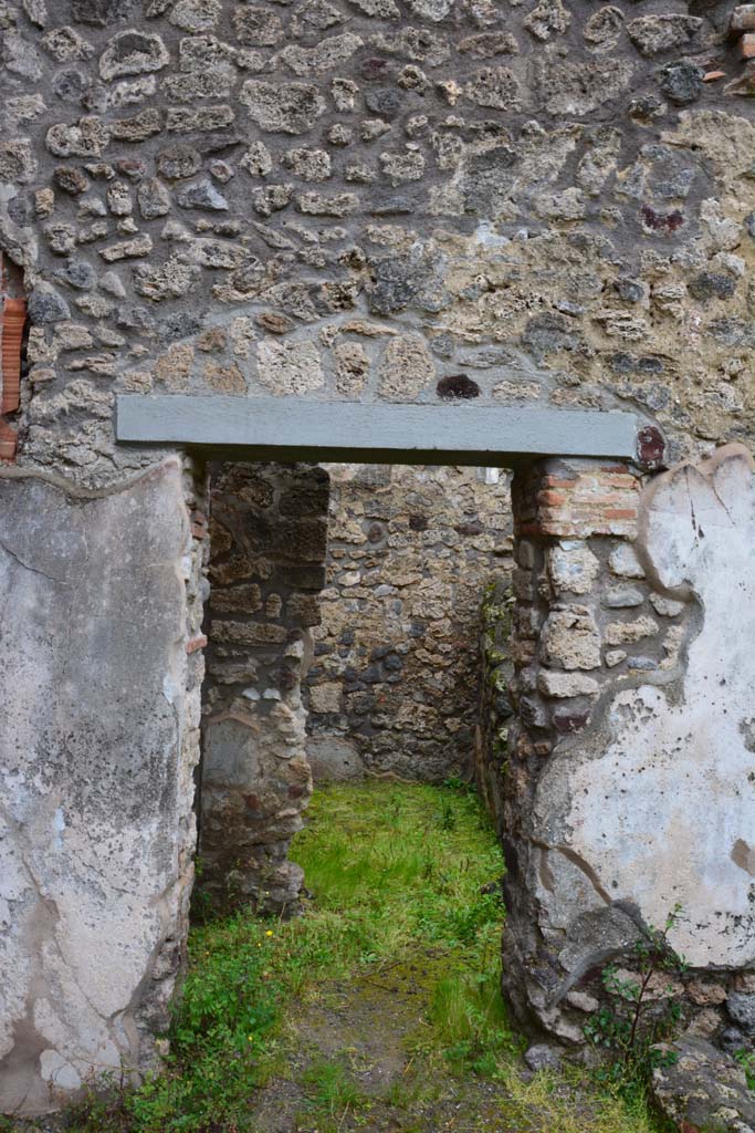 IX.5.11 Pompeii. March 2017. Peristyle n, north-east corner, doorway to rooms s, r and t.
Foto Christian Beck, ERC Grant 681269 DÉCOR.
