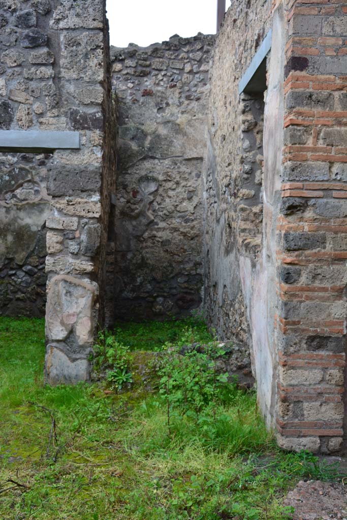 IX.5.11 Pompeii. March 2017. Peristyle n, looking west to area u, with base of steps/small wall?.
Foto Christian Beck, ERC Grant 681269 DCOR.

