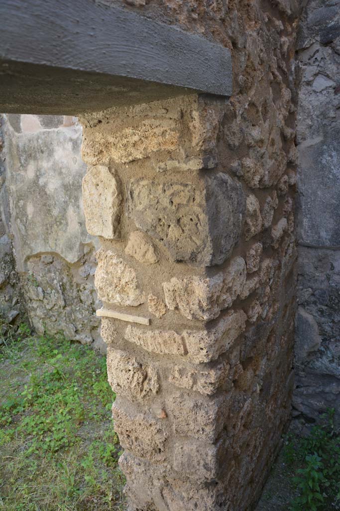 IX.5.11 Pompeii. May 2017. Room u, west side of doorway from room o.
Foto Christian Beck, ERC Grant 681269 DCOR.

