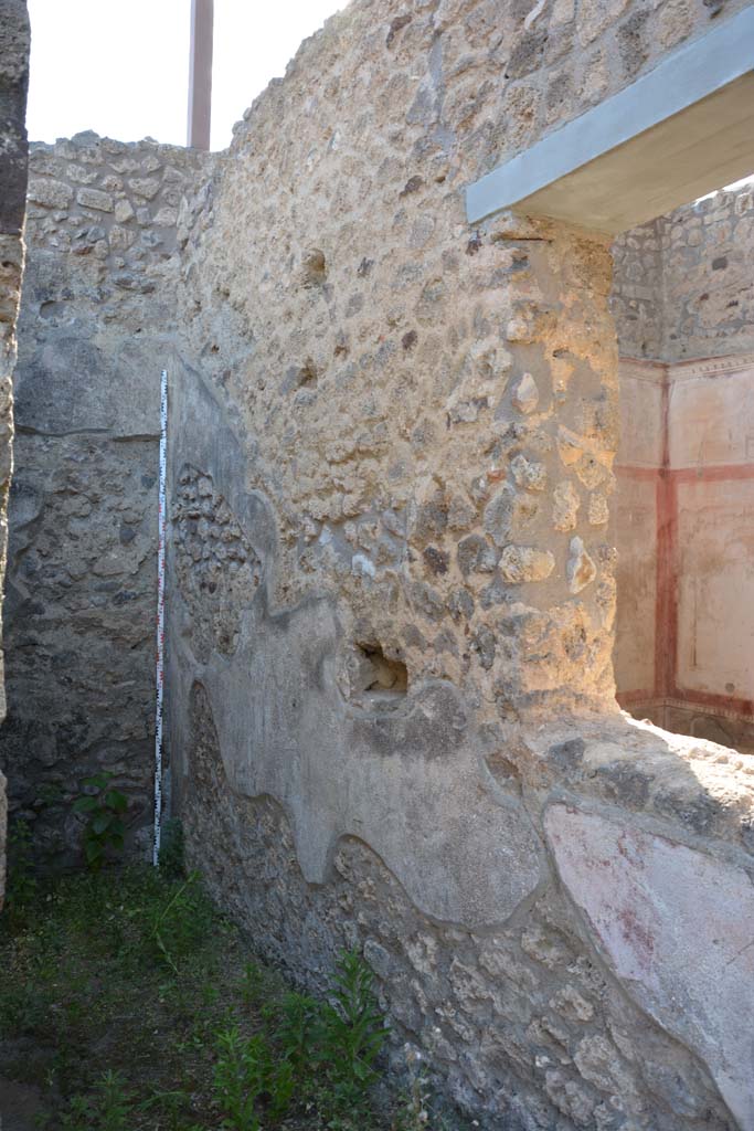 IX.5.11 Pompeii. May 2017. Room u, north-west corner, with north wall and window into room k.
Foto Christian Beck, ERC Grant 681269 DCOR.
