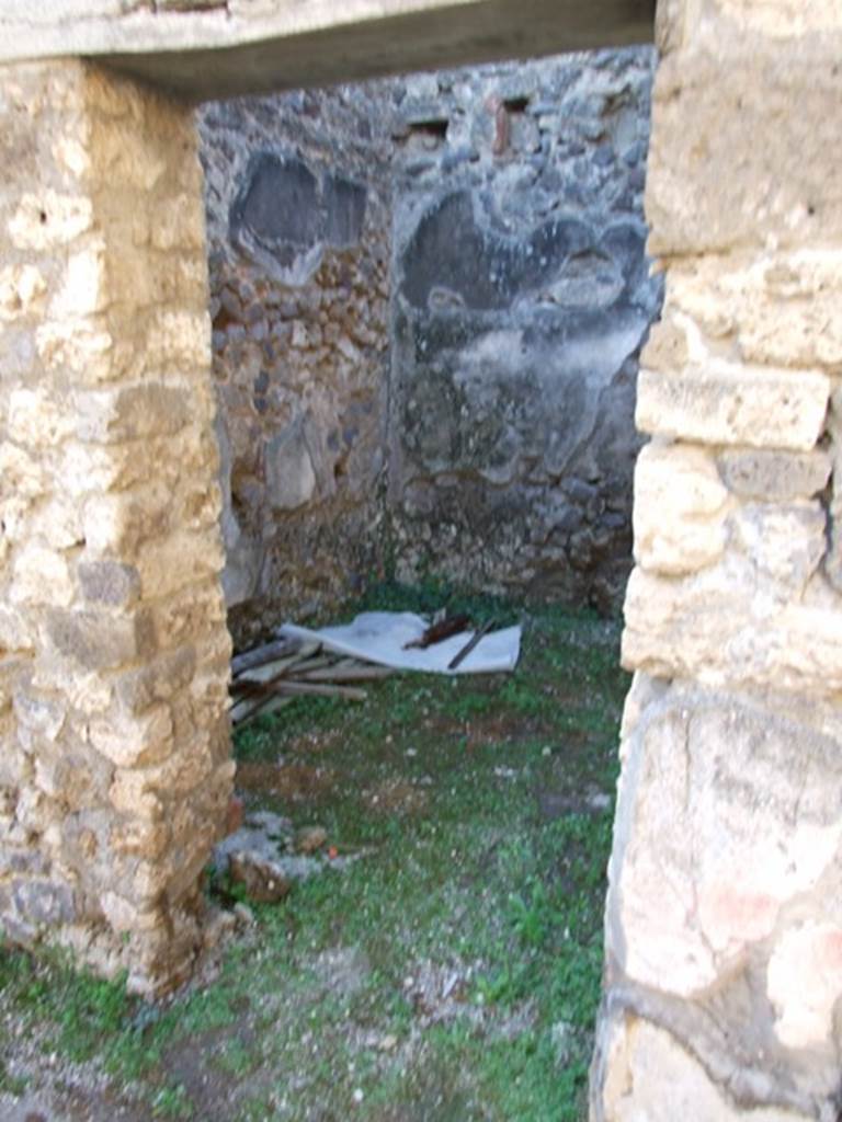 IX.5.11 Pompeii.  December 2007. Doorway to Room 17. 