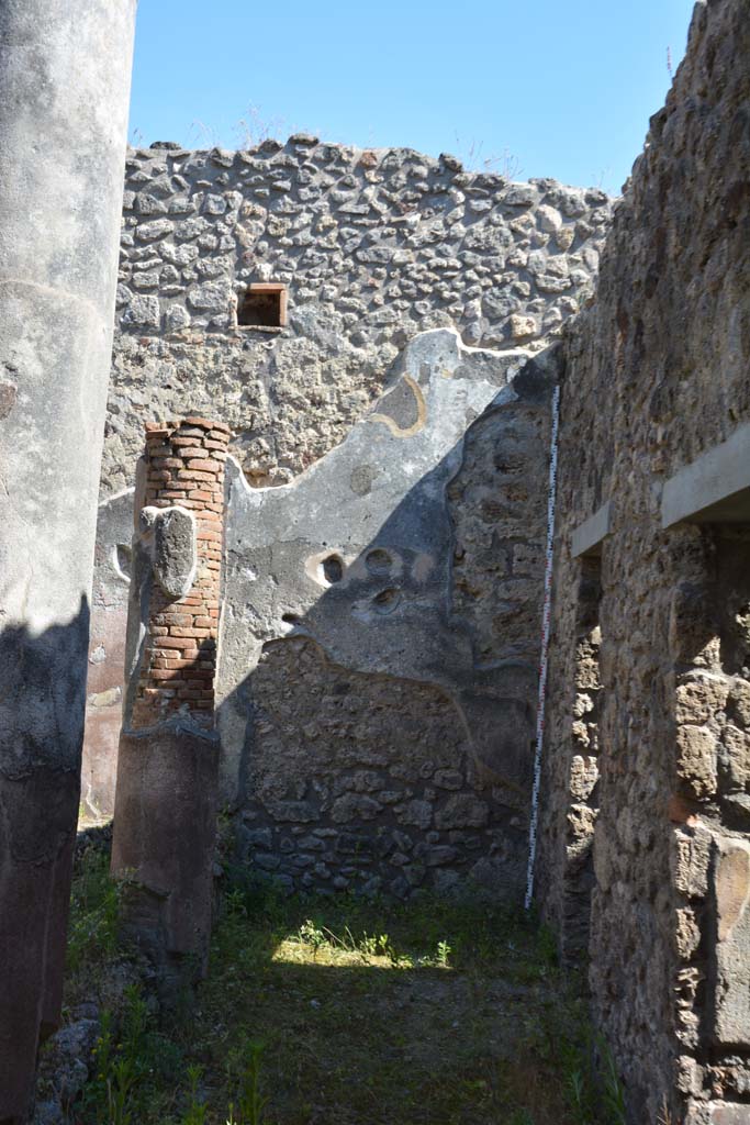 IX.5.11 Pompeii. May 2017. 
Peristyle n, looking south along west side, with doorways to rooms q and p, on right.
Foto Christian Beck, ERC Grant 681269 DÉCOR.
