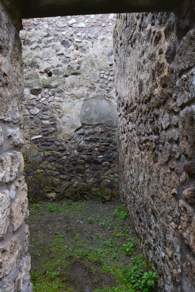 IX.5.11 Pompeii. March 2017. Room q, looking west through doorway.
Foto Christian Beck, ERC Grant 681269 DÉCOR.

