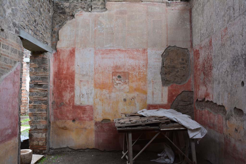 IX.5.11 Pompeii. March 2017. Room i, looking across triclinium towards north wall.
Foto Christian Beck, ERC Grant 681269 DCOR.
