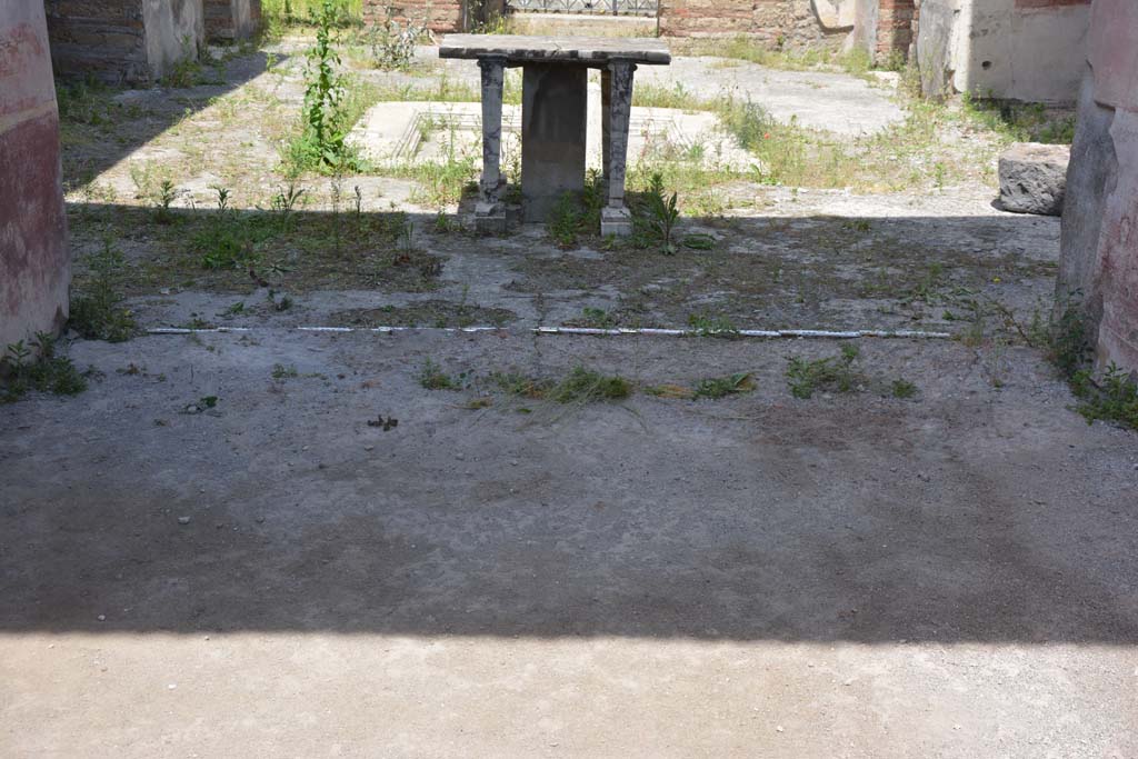 IX.5.11 Pompeii. May 2017. Room l (L), looking north across tablinum towards atrium b.
Foto Christian Beck, ERC Grant 681269 DÉCOR.

