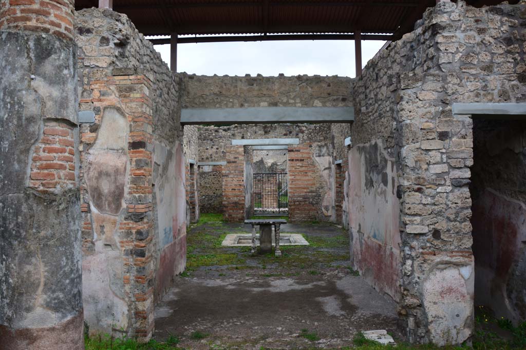 IX.5.11 Pompeii. March 2017. Room l (L), looking north from south end of tablinum.
Foto Christian Beck, ERC Grant 681269 DÉCOR.
