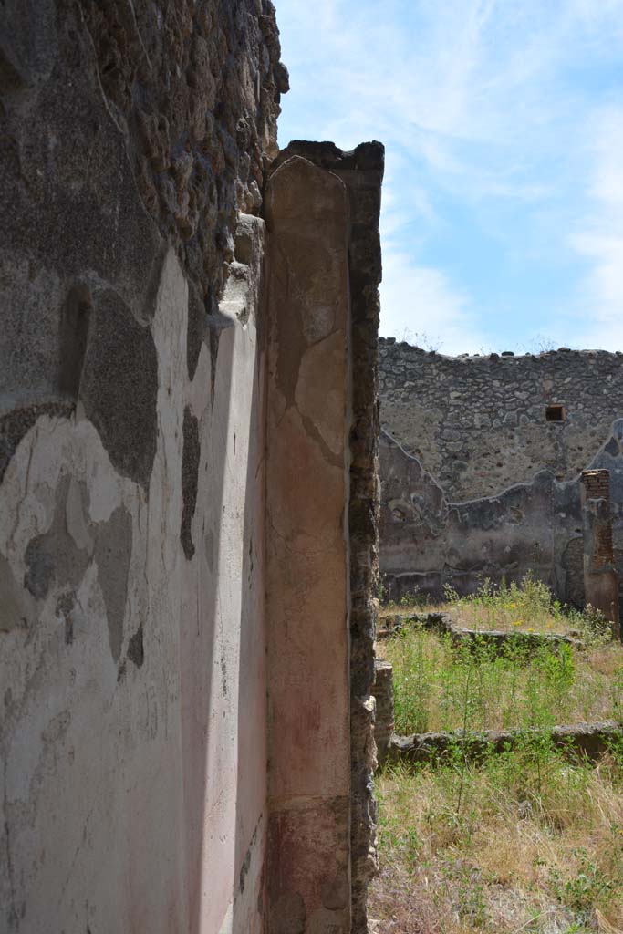 IX.5.11 Pompeii. May 2017. 
Room l (L), looking south along east wall towards peristyle/garden area.
Foto Christian Beck, ERC Grant 681269 DCOR.
