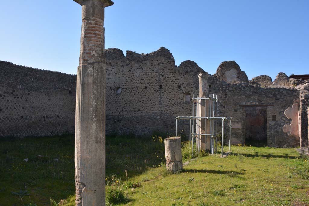 IX.5.14 Pompeii. March 2017.  Peristyle k, looking north-west across peristyle, from east portico.
Foto Christian Beck, ERC Grant 681269 DCOR.
