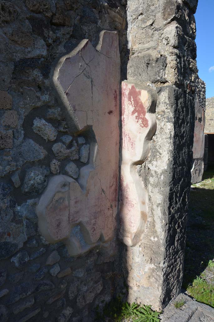 IX.5.14 Pompeii. March 2017.  Peristyle k, north-east corner, on east side of room L.
Foto Christian Beck, ERC Grant 681269 DCOR.
