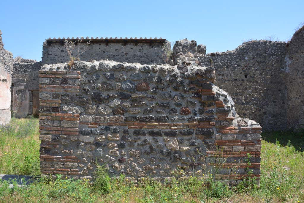 IX.5.14 Pompeii. May 2017. Peristyle k, wall on east portico, between atrium b, on left, and room m, on right.
Foto Christian Beck, ERC Grant 681269 DCOR.
