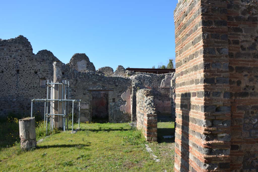 IX.5.14 Pompeii. March 2017.  Peristyle k, looking north along east portico, from room n, on right.
Foto Christian Beck, ERC Grant 681269 DCOR.
